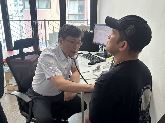 김형기 인천기독병원장이 14일 인천 중구 로제타홀 무료 진료소에서 이주노동자 알리마르 말루롯씨를 진료하고 있다.