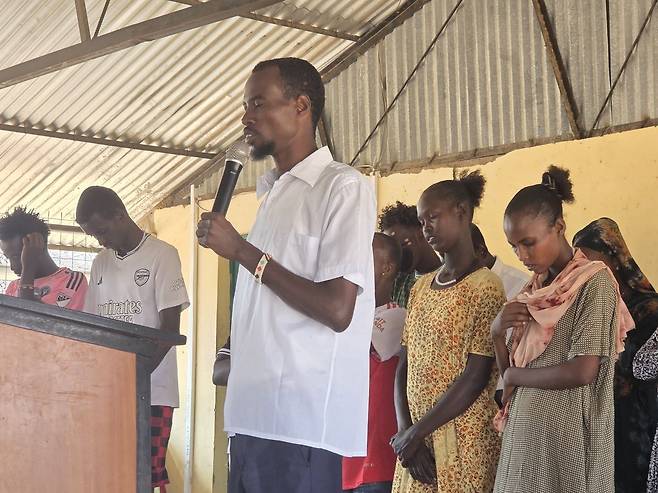 최근 케냐 마르사빗주 코어에 있는 현지교회에서 현지인 청소년과 청년들이 예배를 인도하고 있다.