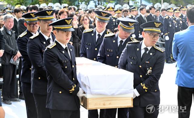 15일 인천 서구 인천해양경찰서에서 영흥도 갯벌에 고립된 70대 중국인을 구조하다 숨진 故 이재석 경사의 영결식이 엄수되고 있다. 조병석기자