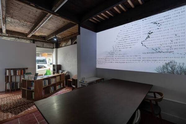 15일 오후 갤러리 ‘임시공간’에서 진행 중인 윤지영 작가의 ‘날아가는 말 展'. 작가 제공