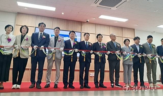15일 오전 의정부 소재 경기권통일플러스센터 개관식에서 김동연 지사, 정동영 통일부장관, 김동근 의정부시장 등 내빈들이 테이프 커팅을 하고 있다. 이선호기자