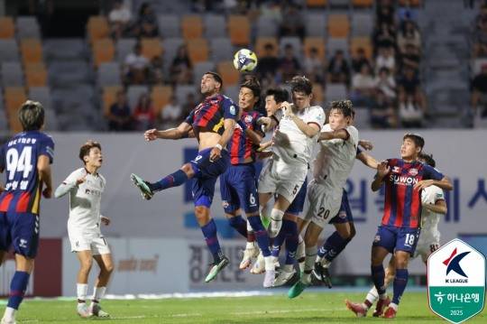 공중볼 경합하는 수원FC·광주FC 선수들. 사진[연합뉴스]