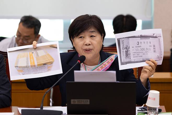 10일 서울 여의도 국회에서 열린 제429회국회 법제사법위원회 제3차 전체회의에서 서영교 더불어민주당 의원이 관봉권 띠지 유실 사건 관련 발언을 하고 있다. [사진출처=뉴스1]