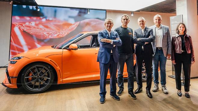 제네시스 관계자들이 9일(현지시간)독일 뮌헨에 위치한 제네시스 스튜디오 뮌헨에서 포즈를 취하고 있다. 사진 왼쪽부터 제네시스 브랜드 파트너 재키 익스, 시릴 아비테불 현대모터스포츠 법인장 및 제네시스 마그마 레이싱 총감독 , 피터 크론슈나블 제네시스 유럽법인장 , 타이론 존슨 현대차 유럽기술연구소장, 크리스티나 헤르조그 제네시스 독일 브랜드 디렉터.