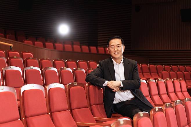 서울 마포아트센터 아트홀맥 객석에 앉은 고영근 마포문화재단 대표이사.