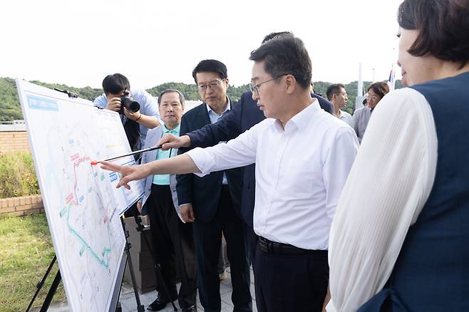김동연 경기도지사가 15일 ‘경기북부 중심 고속화도로’ 사업계획을 살펴보고 있다. <사진=경기도 제공>