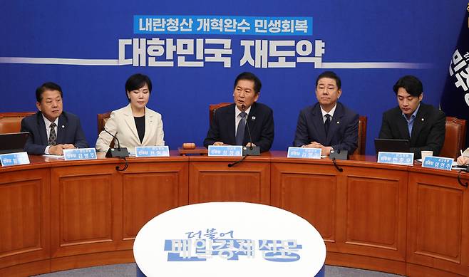 정청래 더불어민주당 대표와 김병기 원내대표가 15일 서울 여의도 국회에서 열린 최고위원회의에 참석하고 있다. 2025.9.15[이충우기자]