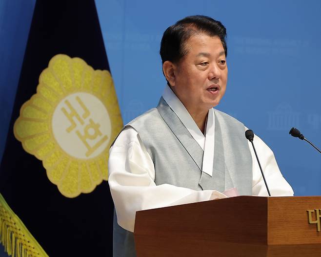 더불어민주당 김병주 의원이 15일 서울 여의도 국회 소통관에서 국회 공식행사 때 의원들의 한복 착용을 제안하는 기자회견을 하고 있다. 2025.9.15 [연합뉴스]