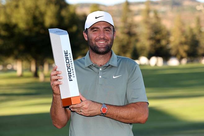 프로코어 챔피언십 정상에 오른 스코티 셰플러가 우승컵을 들고 환하게 웃고 있다. AFP 연합뉴스