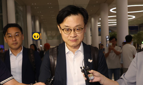 미국 현지에서 한미 관세 협상 관련 후속 협의를 한 김정관 산업통상자원부 장관이 14일 영종도 인천국제공항을 통해 귀국하고 있다. (사진=연합뉴스)