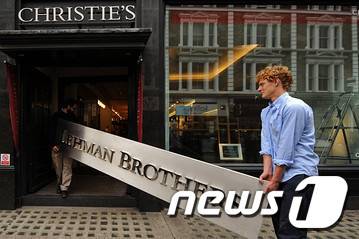 파산한 미국 투자은행 리먼브라더스 간판이 옮겨지고 있다. /AFP=News1