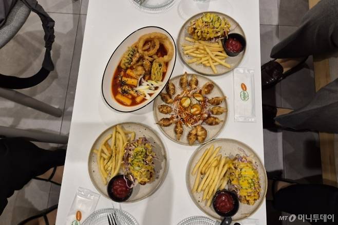 일본 도쿄 미나토구 신바시에 있는 CJ제일제당의 '비비고마켓'에서 일본 현지인들이 퇴근 후 비비고로 만든 저녁 식사를 즐기고 있다./사진=유예림 기자