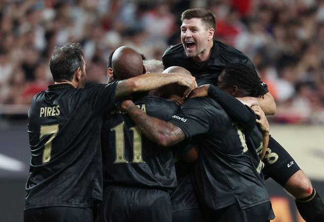 14일 오후 서울 마포구 서울월드컵경기장에서 열린 넥슨 2025 아이콘 매치 FC 스피어(공격수팀)와 쉴드 유나이티드(수비수팀)의 경기, FC 스피어 웨인 루니가 골을 넣자 동료들이 기뻐하고 있다./사진=뉴시스