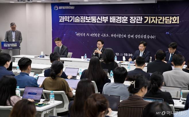 배경훈 과학기술정보통신부 장관이 12일 오후 서울 종로구 HJ비즈니스센터에서 열린 '과학기술정보통신부 기자간담회' 에서 기자들과 질의응답을 하고 있다. 왼쪽부터 류제명 제2차관, 배경훈 장관, 구혁채 제1차관, 박인규 과학기술혁신본부장. /사진=과학기술정보통신부