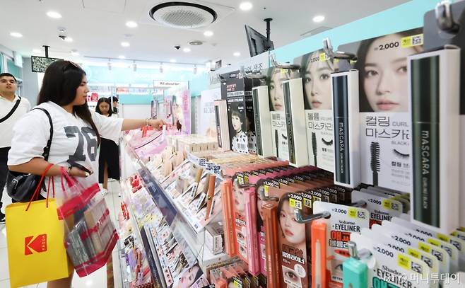 서울 시내 한 다이소 매장을 찾은 외국인 관광객들이 화장품을 살펴보고 있다.  /사진제공=뉴시스