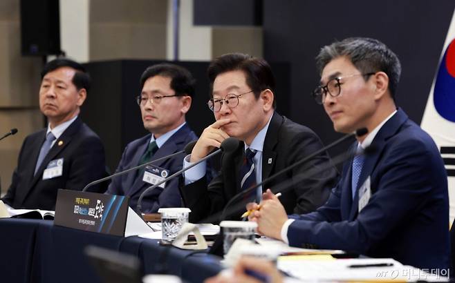 [서울=뉴시스] 고범준 기자 = 이재명 대통령이 15일 서울 성북구 한국과학기술연구원(KIST)에서 열린 제1차 핵심규제 합리화 전략회의에서 참석자 발언을 듣고 있다. 2025.09.15. bjko@newsis.com /사진=고범준