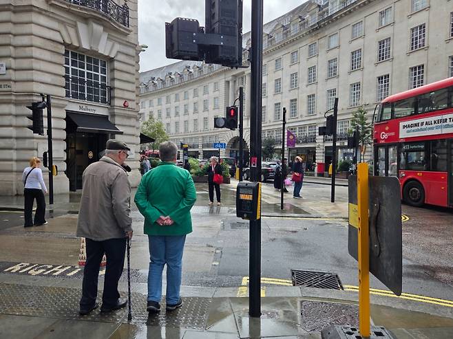 영국 런던 리젠트 스트리트에 은퇴 후 노후를 즐기는 노부부가 서 있다. /사진=배한님 기자