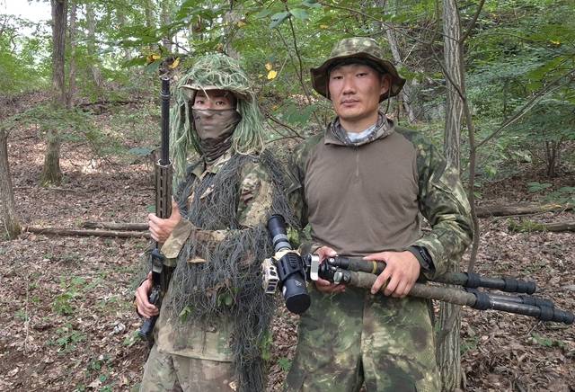 육군이 주최한 제2회 국방부장관배 국제저격수대회에서 레전드(Legend)  부문 우승을 차지한  1군단 특공연대 박대운(오른쪽) 상사와 김성범(왼쪽) 중사. 육군 제공