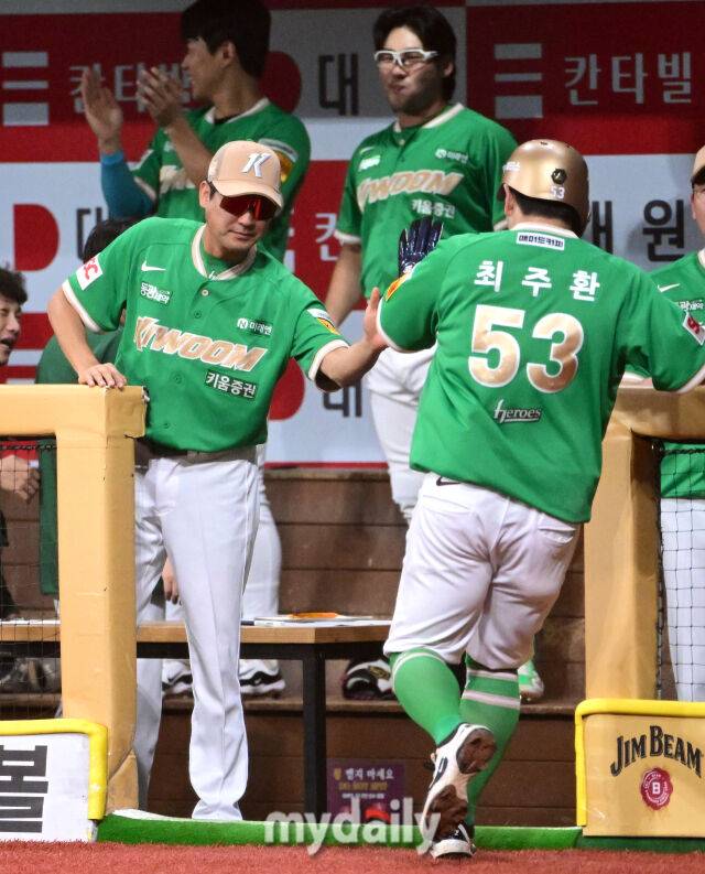 2025년 8월 2일 오후 서울 고척스카이돔에서 열린 '2025 신한 SOL뱅크 KBO 리그' 롯데 자이언츠와 키움 히어로즈의 경기. 키움 설종진 감독대행이 1회말 2사 1.2루서 이주형의 2타점 2루타 때 홈을 밟은 최주환을 축하하고 있다./마이데일리