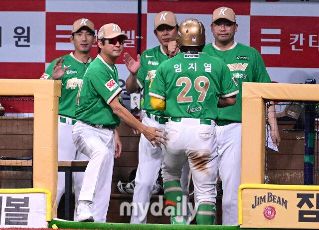 2025년 8월 1일 오후 서울 고척스카이돔에서 열린 '2025 신한 SOL뱅크 KBO 리그' 롯데 자이언츠와 키움 히어로즈의 경기. 키움 3루 주자 임지열이 6회말 무사 1.3루서 최주환의 1타점 적시타 때 홈을 밟고 설종진 감독대행의 축하를 받고 있다./마이데일리