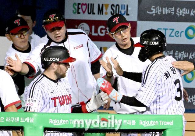 2025년 9월 11일 오후 서울 잠실구장에서 열린 '2025 신한 SOL뱅크 KBO 리그' KT 위즈와 LG 트윈스의 경기. LG 염경엽 감독이 4회말 무사 2.3루서 신민재의 중견수 희생 플라이 때 홈을 밟은 최원영을 축하하고 있다./마이데일리