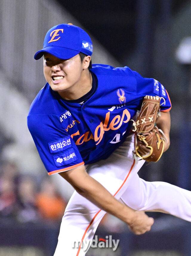 2025년 8월 8일 오후 서울 잠실구장에서 열린 '2025 신한 SOL뱅크 KBO 리그' 한화 이글스와 LG 트윈스의 경기. 한화 정우주가 8회말 2사 후 구원등판해 역투하고 있다./마이데일리