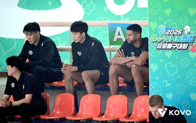 관중석에서 경기 지켜본 바야르사이한, 배준솔, 레오./KOVO