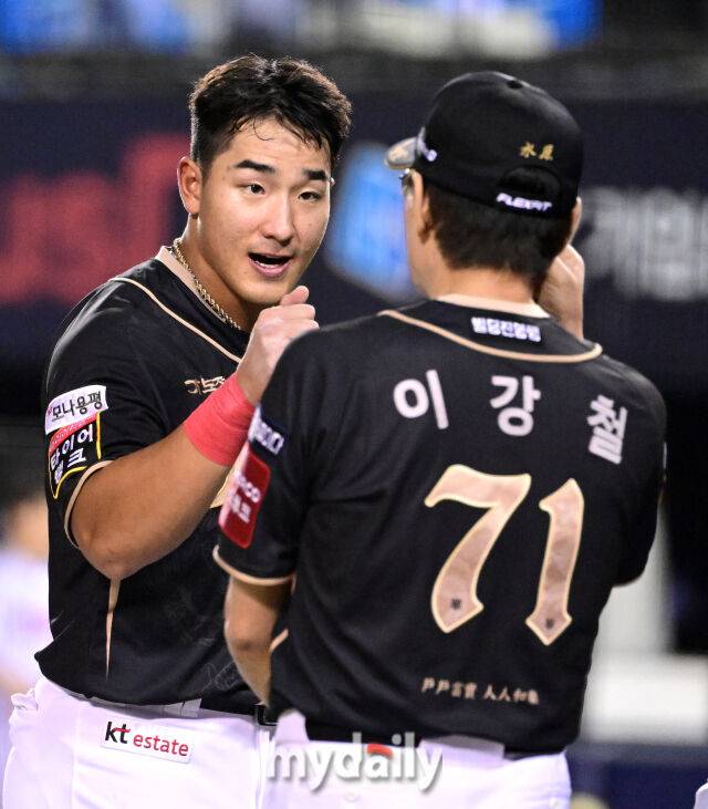2025년 9월 11일 오후 서울 잠실구장에서 열린 '2025 신한 SOL뱅크 KBO 리그' KT 위즈와 LG 트윈스의 경기. KT 안현민이 6-4로 승리한 뒤 이강철 감독과 함께 기뻐하고 있다./마이데일리