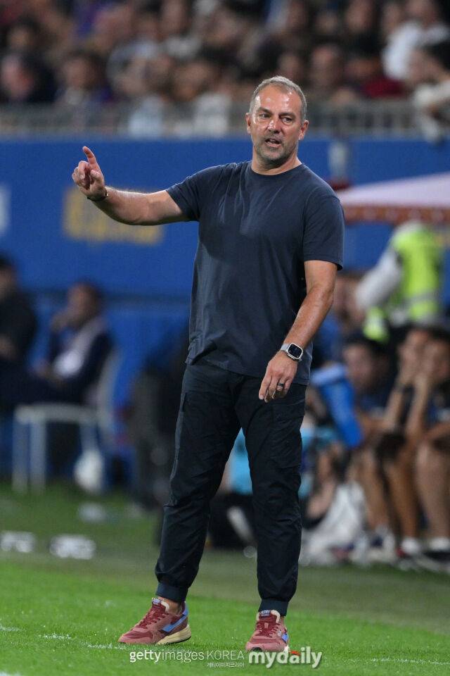 플릭 감독이 작전 지시를 내리고 있다. /게티이미지코리아