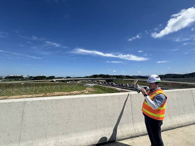 지난 11일 이상준 남광토건 현장소장이 전북 완주군 이서면 은교리 일대 이서 분기점 공사 현장과 관련해 설명하고 있다. 신혜원 기자