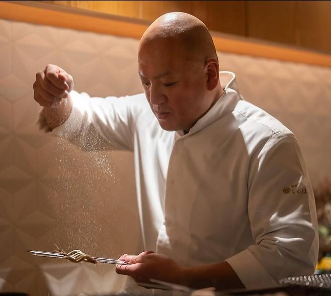 요리를 하는 시노하라 셰프. 긴자 시노하라 인스타그램