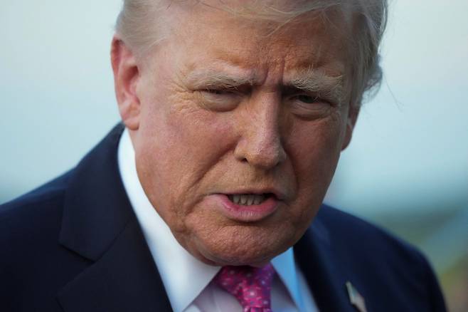 도널드 트럼프 미국 대통령이 14일(현지시간) 미국 뉴저지주에서 워싱턴DC로 출발하기 위해 에어포스원에 탑승하고 있다. [로이터]