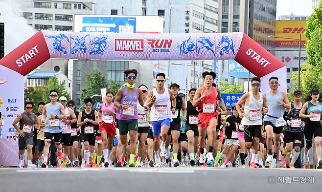 14일 오전 서울 중구 서울광장에서 열린 ‘마블런 2025 서울’에서 참가자들이 힘차게 출발하고 있다. 지난 2016년 첫 개최 이후 7회째를 맞이한 마블런 2025 서울은 마블 세계관을 테마로 한 러닝 이벤트이다. 올해는 기존 10km 코스에 더불어 21.0975km 하프코스가 추가 됐으며 총 1만 5000명의 참가자들이 함께했다. 임세준 기자