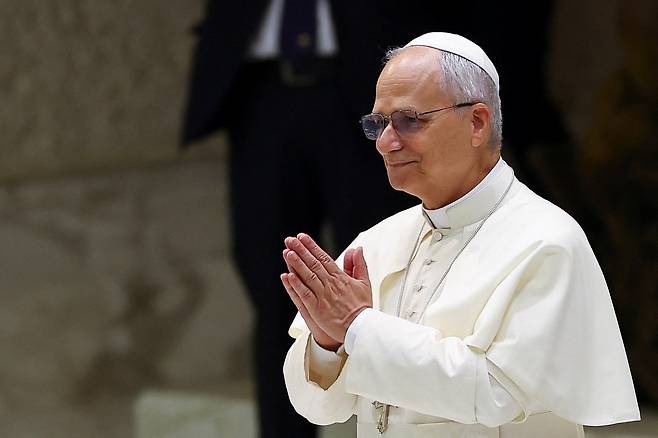 레오 14세 교황 지난달 20일 바티칸의 바오로 6세 홀에서 시민들을 맞이하고 있다. [로이터]