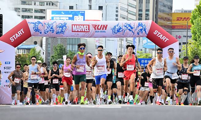 ‘마블런 2025 서울’ 참가자들이 힘차게 출발하고 있다. 2016년 첫 개최 이후 7회째인 마블런은 마블 세계관을 테마로 한 러닝 이벤트다. 기존 10㎞ 코스에 21.0975㎞ 하프코스가 추가된 올해 대회에는 총 1만5000명이 참가했다. 임세준 기자