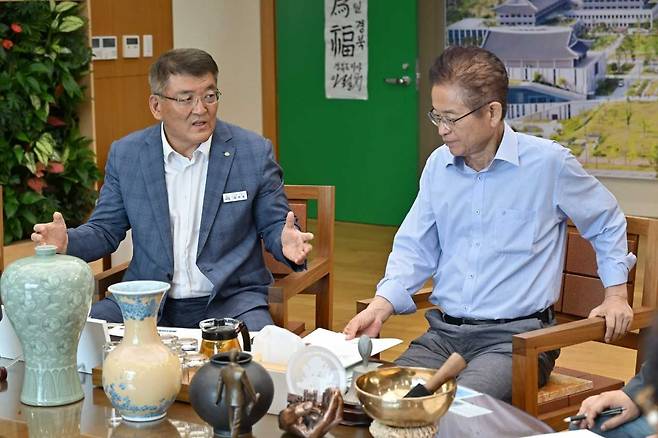 15일 김학동 예천군수(왼쪽) 가 경북도청에서 이철우 지사와의  면담을 갖고 도청신도시 성장 동력 확보를  위한 지원을 요청했다.[예천군 제공]