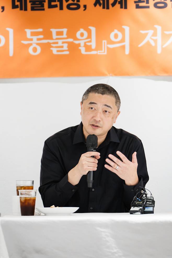 세계적인 SF 거장 켄 리우 작가가 15일 서울 중구의 한 음식점에서 기자간담회를 하고 있다. [민음사]