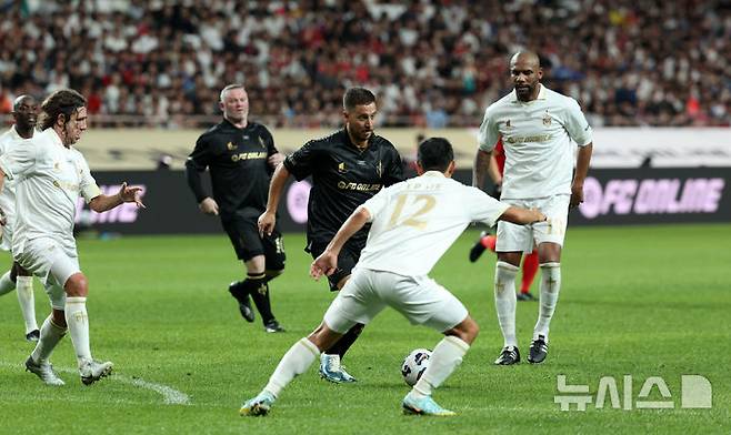 [서울=뉴시스] 홍효식 기자 = 14일 오후 서울 마포구 서울월드컵경기장에서 열린 넥슨 2025 아이콘 매치 FC 스피어(공격수팀)와 쉴드 유나이티드(수비수팀)의 경기, FC 스피어 아자르가 드리블하고 있다. 2025.09.14. yesphoto@newsis.com