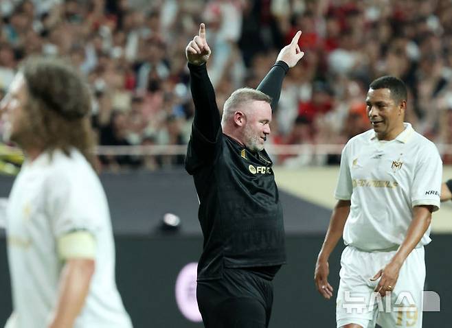 [서울=뉴시스] 홍효식 기자 = 14일 오후 서울 마포구 서울월드컵경기장에서 열린 넥슨 2025 아이콘 매치 FC 스피어(공격수팀)와 쉴드 유나이티드(수비수팀)의 경기, FC 스피어 웨인 루니가 골을 넣고 세리머니하고 있다. 2025.09.14. yesphoto@newsis.com