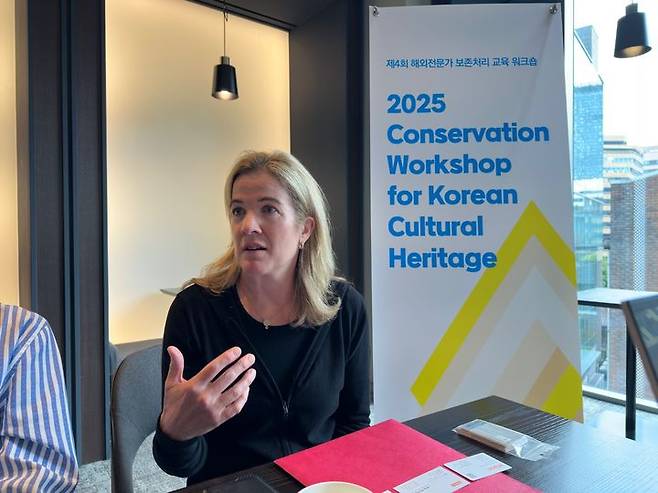 [서울=뉴시스] 국외소재문화우산재단 '해외전문가 보존처리 교육 워크숍' 해외 참가자 미국 메트로폴리탄미술관 보존처리전문가 제니퍼 페리가 13일 서울 인사동 나인트리호텔에서 인터뷰하고 있다. (사진=국외소재문화우산재단 제공) 2025.09.15. photo@newsis.com *재판매 및 DB 금지