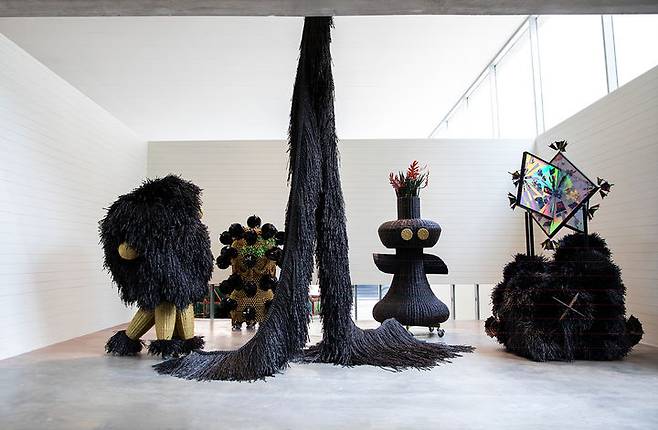 '암혈巖穴 주위 음지 생물Umbra Creatures by Rockhole'(2017–2018) 미국 세인트루이스 현대미술관, 2025 사진: Tyler Small Courtesy of the artist and Contemporary Art Museum St. Loui 이미지 제공: 국제갤러리 *재판매 및 DB 금지