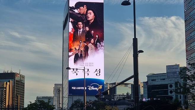 [서울=뉴시스]이지용 기자 = 서울 광화문의 코리아나호텔 빌딩 외벽. 2025.09.15. leejy5223@newsis.com *재판매 및 DB 금지