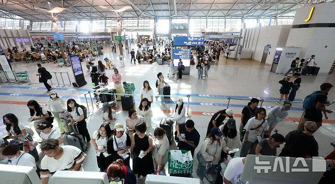 [인천공항=뉴시스] 김선웅 기자 = 다음 달부터 중국인 단체 관광객에 대한 한시적 무비자 입국이 허용된다. 정부는 6일 관광 활성화 미니정책 TF를 열고 오는 9월 29일부터 내년 6월 30일까지 중국 단체관광객 대상 무비자 입국 허용을 결정했다고 밝혔다. 중국도 지난해 11월부터 우리 국민의 무비자 입국을 허용한 바 있으며 우리나라도 중국 국경절 전에 한시적 무비자 정책을 시행하기로 확정했다. 사진은 7일 인천국제공항을 찾은 중국인 여행객들의 모습. 2025.08.07. mangusta@newsis.com