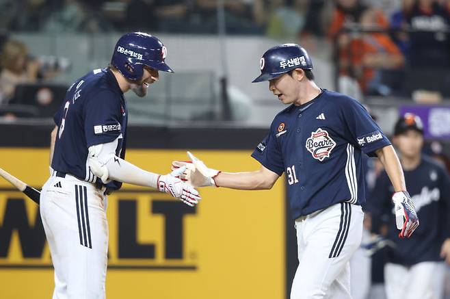 [서울=뉴시스] 프로야구 두산 베어스 정수빈이 20일 대전 한화생명볼파크에서 열린 2025 신한 쏠뱅크 KBO리그 한화 이글스와의 경기에서 득점을 올리며 제이크 케이브와 손을 맞대고 있다. (사진=두산 베어스 제공) 2025.08.20.