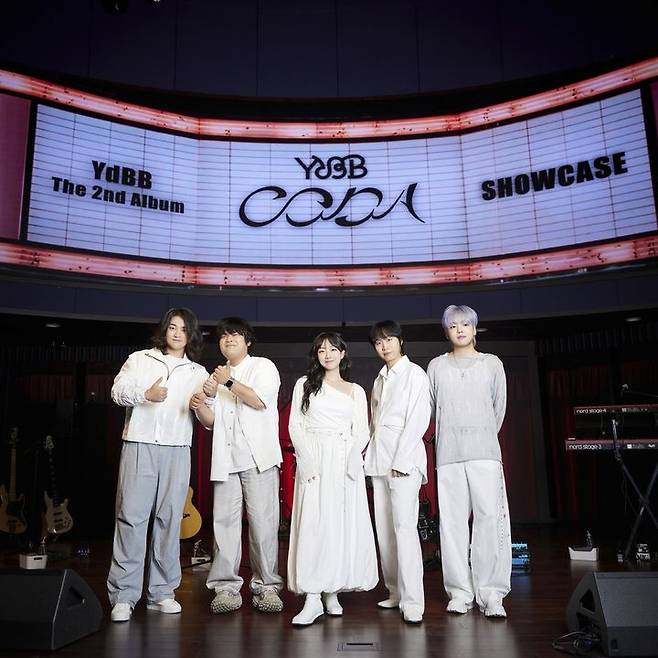 [서울=뉴시스] 혼성 밴드 유다빈밴드가 15일 서울 강서구 스카이아트홀에서 두 번째 정규 앨범 '코다'(CODA) 발매 기념 쇼케이스에서 포즈를 취하고 있다. (사진=엠피엠지뮤직 제공) 2025.09.15. photo@newsis.com  *재판매 및 DB 금지