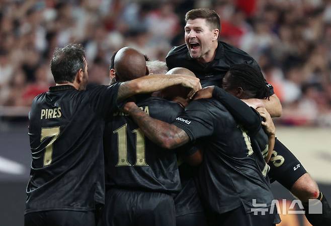 [서울=뉴시스] 홍효식 기자 = 14일 오후 서울 마포구 서울월드컵경기장에서 열린 넥슨 2025 아이콘 매치 FC 스피어(공격수팀)와 쉴드 유나이티드(수비수팀)의 경기, FC 스피어 웨인 루니가 골을 넣자 동료들이 기뻐하고 있다. 2025.09.14. yesphoto@newsis.com