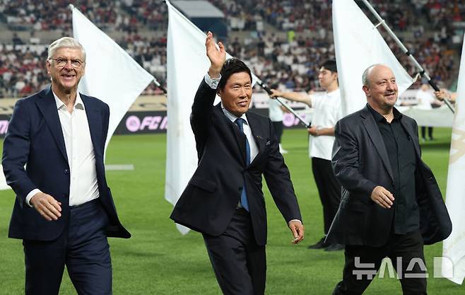 [서울=뉴시스] 홍효식 기자 = 14일 오후 서울 마포구 서울월드컵경기장에서 열린 넥슨 2025 아이콘 매치 FC 스피어(공격수팀)와 쉴드 유나이티드(수비수팀)의 경기, FC 스피어 아르센 벵거(왼쪽부터) 감독, 차범근 전 감독, 쉴드 유나이티드 라파엘 베니테스 감독이 팬들에게 인사하고 있다. 2025.09.14. yesphoto@newsis.com
