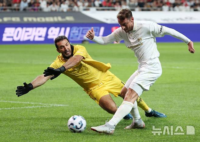 [서울=뉴시스] 홍효식 기자 = 14일 오후 서울 마포구 서울월드컵경기장에서 열린 넥슨 2025 아이콘 매치 FC 스피어(공격수팀)와 쉴드 유나이티드(수비수팀)의 경기, 쉴드 유나이티드 마르키시오가 FC 스피어 골키퍼 부폰을 상대로 슛하고 있다. 2025.09.14. yesphoto@newsis.com