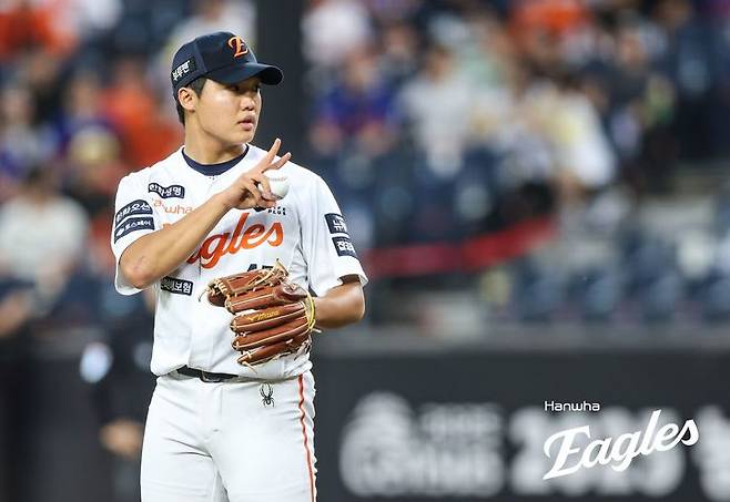 [서울=뉴시스] 프로야구 한화 이글스 정우주가 15일 대전 한화생명볼파크에서 열린 2025 신한 쏠뱅크 KBO리그 키움 히어로즈와의 경기에 선발 등판해 공을 던지고 있다. (사진=한화 이글스 제공) 2025.09.15. *재판매 및 DB 금지