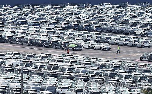 수출 대기중인 자동차 [연합뉴스 자료사진]